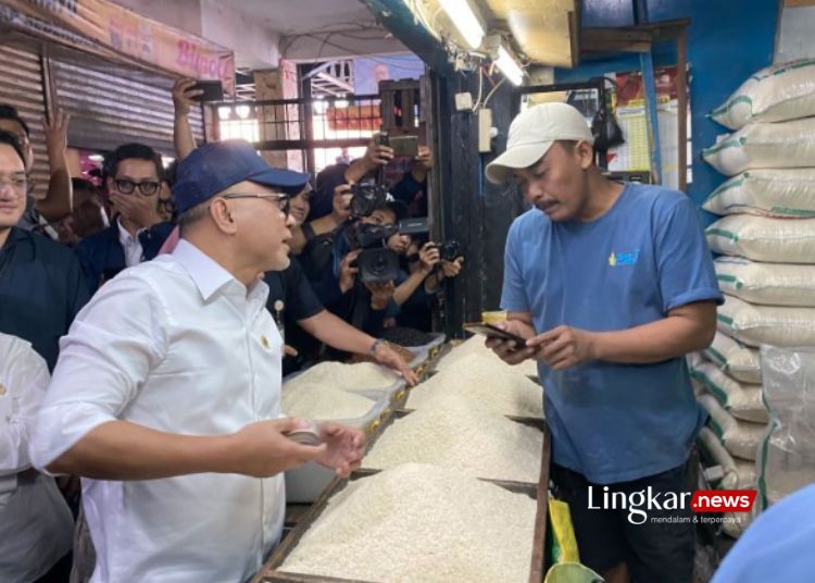 MONITORING: Menteri Perdagangan Zulkifli Hasan saat meninjau langsung kondisi harga dan ketersediaan bahan pokok di Pasar Sederhana pada Rabu, 27 September 2023. (Antara/Lingkar.news)