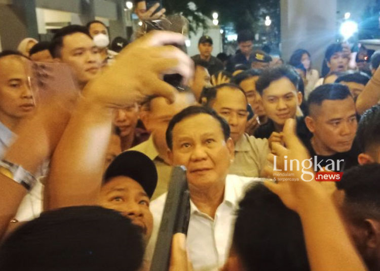 Bakal calon presiden (Bacapres) dari Koalisi Indonesia Maju (KIM) Prabowo Subianto berfoto dengan para mahasiswa di Grha Sabha Pramana, Universitas Gadjah Mada (UGM), Sleman, Selasa malam, 19 September 2023. (Antara/Lingkar.news)
