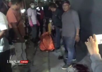 EVAKUASI: Polisi mengevakuasi korban penganiayaan disertai dengan kekerasan hingga korban meninggal di Jombang, Jawa Timur. (Antara/Lingkar.news)