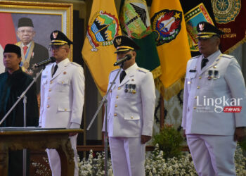 PERUBAHAN KEPEMIMPINAN: Pj Gubernur Jateng Nana Sudjana melantik Pj Bupati Banyumas Hanung Cahyo Saputro, Pj Bupati Temanggung Hari Agung, dan Pj Bupati Kudus Bergas Catursasi Penanggungan di Gedung Grandhika Praja Komplek Pemprov Jateng, , Minggu, 24 September 2023. (Rizky Syahrul Al-Fath/Lingkar.news)