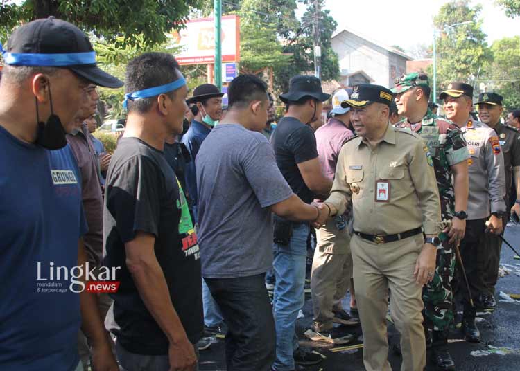 BERI DUKUNGAN: Pj Bupati Jepara Edy Supriyanta bersalaman kepada personel Polri, TNI, Satpol PP, Dishub yang mengikuti Simulasi Sistem Pengamanan Kota (Sispamkota) di depan Kantor Pemilihan Umum (KPU) Kabupaten Jepara, pada Senin, 25 September 2023. (Tomi Budianto/Lingkar.news)
