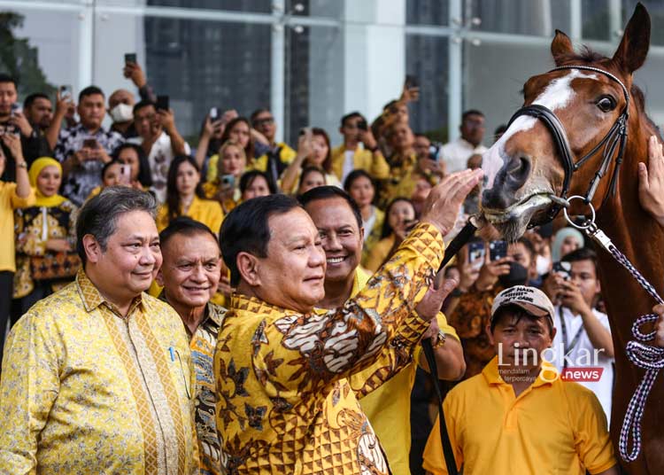 TETAP TEGUH: Bakal Calon Presiden yang juga Ketua Umum Partai Gerindra, Prabowo Subianto (kedua kiri) bersama Ketua Umum Partai Golkar Airlangga Hartarto (kiri) melihat seekor kuda saat acara Golkar Institute di Kantor DPP Golkar, Jakarta, belum lama ini. (Antara/Lingkar.news)