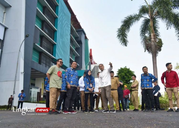 Wali Kota Surabaya Eri Cahyadi saat inspeksi di Stadion Gelora Bung Tomo (GBT), Kota Surabaya, SeninSambut Piala Dunia U-17, Pemkot Surabaya Gelar Lomba Sepak Bola Antar Kampung pada Senin, 18 September 2023. (Diskominfo Surabaya/Lingkar.news)