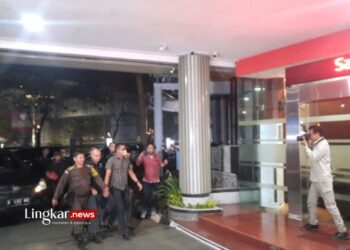 DIAMANKAN: Tenaga Ahli Kemenkominfo Walbertus Natalius Wisang (kedua kanan) berjalan menuju Gedung Bundar Jampidsus usai ditangkap penyidik di Pengadilan Tipikor Jakarta Pusat, Selasa, 19 September 2023. (Antara/Lingkar.news)