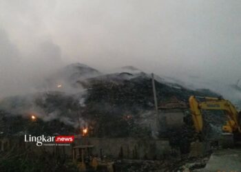 TERBAKAR: Kepulan asap akibat kebakaran di TPA Jalupang di Kecamatan Kotabaru, Karawang, Jawa Barat pada Minggu, 29 Oktober 2023. (Dok. Humas BNPB/Lingkar.news)