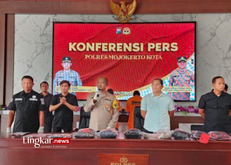 KONFERENSI PERS: Polres Mojokerto Kota menunjukkan barang bukti terduga pelaku pengeroyokan anggota silat pada Senin, 30 Oktober 2023. (Dok. Humas Polres Mojokerto/Lingkar.news)