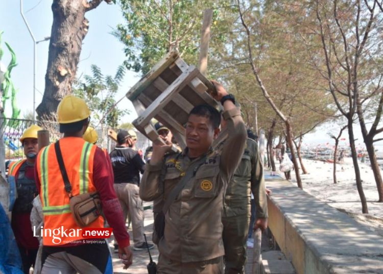 RELOKASI: Satpol PP Kota Surabaya membantu proses relokasi PKL Pantai Batu-Batu Kenjeran ke Sentra Ikan Bulak (SIB) Surabaya pada Jumat, 20 Oktober 2023. (Antara/Lingkar.news)