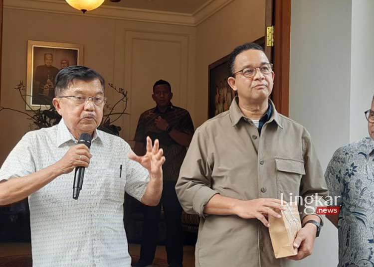 Wakil Presiden ke-10 dan ke-12 RI Jusuf Kalla (kiri) bersama Anies Baswedan (tengah) dan Sudirman Said di kediaman JK di Jalan Brawijaya, Jakarta Selatan pada Sabtu, 7 Oktober 2023. (Antara/Lingkar.news)