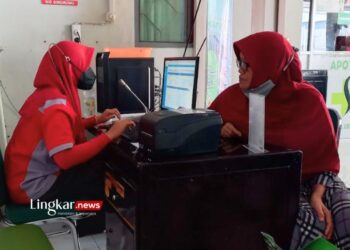 MELAYANI: Salah satu pasien RSUD Soewondo Kendal menggunakan Shobat Simah untuk mengantarkan obat. (Arvian Maulana/Lingkar.news)