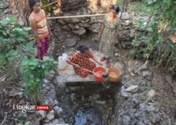 AMBIL AIR: Warga mencari air bersih di salah satu sumber air yang masih menyisakan air bersih untuk dikonsumsi warga. (BPBD Trenggalek/Lingkar.news)