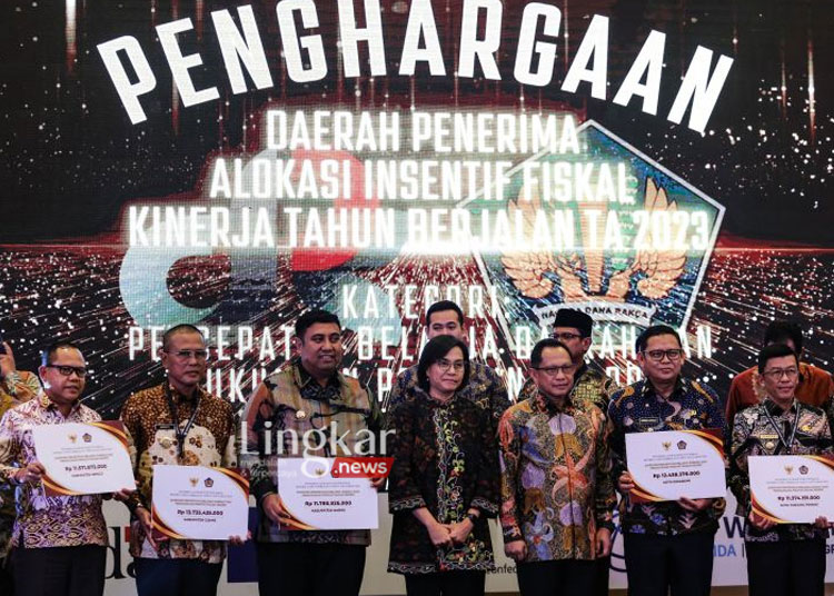 Menteri Keuangan Sri Mulyani (keempat kiri) bersama Menteri Dalam Negeri Tito Karnavian (keempat kanan) foto bersama perwakilan daerah penerima Alokasi Insentif Fiskal 2023 di Gedung Juanda I Kementerian Keuangan, Jakarta, Selasa, 3 Oktober 2023. Kementerian Keuangan menggelar Seminar Internasional Desentralisasi Fiskal dengan tema Indonesia Fiscal Decentralization for The Next Decades sekaligus menyerahkan penghargaan Alokasi Insentif Fiskal kinerja tahun berjalan TA 2023 dan Desa Berkinerja Baik TA 2023. (Antara/Lingkar.news)