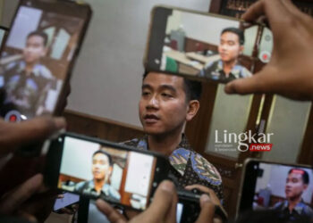 Wali Kota Solo Gibran Rakabuming Raka memberikan keterangan kepada wartawan. (Antara/Lingkar.news)