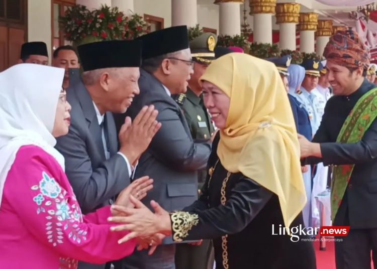 Gubernur Jatim Khofifah Indar Parawansa dan Wagub Emil Elestianto Dardak menyapa para tamu usai upacara peringatan hari jadi ke-78 Provinsi Jatim di Gedung Negara Grahadi Surabaya, Kamis, 12 Oktober 2023. (Antara/Lingkar.news