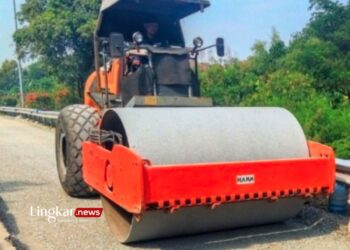 PERBAIKAN JALAN: Pekerjaan perbaikan jalan di Simpang Susun Bekasi Barat pada Ruas Tol Jakarta-Cikampek. (Antara/Lingkar.news)