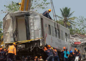EVAKUASI: Petugas mengevakuasi KA Argo Semeru yang mengalami kecelakaan di kawasan Kalimenur, Sukoreno, Sentolo, Kulonprogo, D.I Yogyakarta, Rabu, 18 Agustus 2023. Seluruh rangkaian KA Argo Wilis relasi Bandung-Surabaya dengan KA Argo Semeru relasi Surabaya Gubeng-Gambir yang mengalami kecelakaan pada Selasa, 17 Oktober 2023 berhasil dievakuasi. (Antara/Lingkar.news)