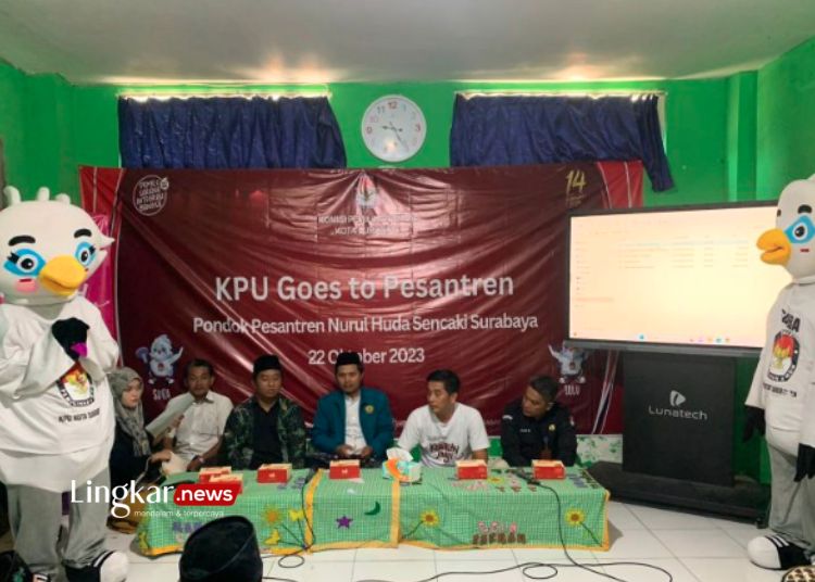 SOSIALISASI: KPU Surabaya menggelar nobar di Pondok Pesantren Nurul Huda Sencaki Surabaya pada Minggu, 22 Oktober 2023. (Antara/Lingkar.news)