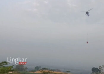 Helikopter "water bombing" yang melakukan upaya pemadaman karhutla di Gunung Lawu pada Selasa, 3 Oktober 2023. (Antara/Lingkar.news)