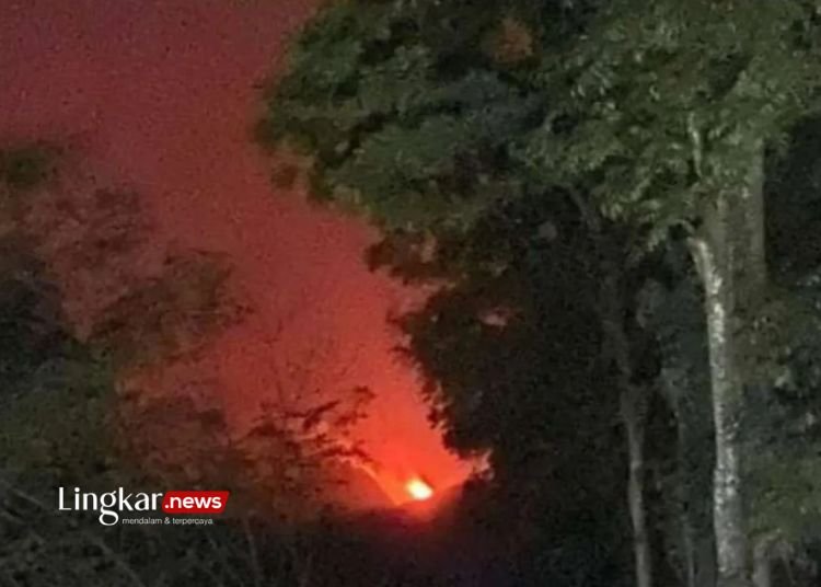 TERBAKAR: Karhutla di lereng Pegunungan Argopuro terpantau dari Gunung Pasang, Kecamatan Panti, Kabupaten Jember pada Kamis, 5 Oktober 2023. (Antara/Lingkar.news)