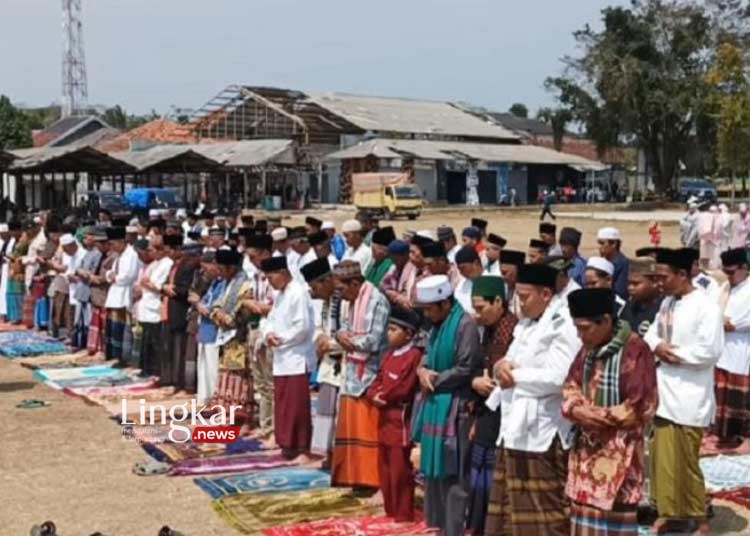 SHALAT BERJAMAAH: Warga Kecamatan Ciracap melakukan shalat Istisqa secara berjamaah di Lapangan Cikangkung, Kabupaten Sukabumi, Jawa Barat pada Jumat, 13 Oktober 2023. (Antara/Lingkar.news)