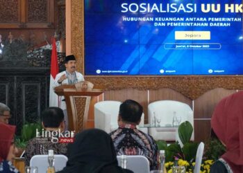 Sekda Jepara, Edy Sujatmiko, saat sosialisasi Undang-Undang Hubungan Keuangan Pemerintah Pusat dan Pemerintah Daerah (HKPD) di Pendopo Kartini Jepara pada Jumat, 6 Oktober 2023. (Muslichul Basid/Lingkar.news)