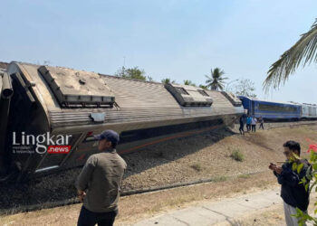 TERGULING: Kereta api mengalami kecelakaan di Stasiun Kalimenur, Kabupaten Kulon Progo, Selasa, 17 Oktober 2023 sekitar 13.30 WIB. ( Twitter @txttransportasi/Lingkar.news)