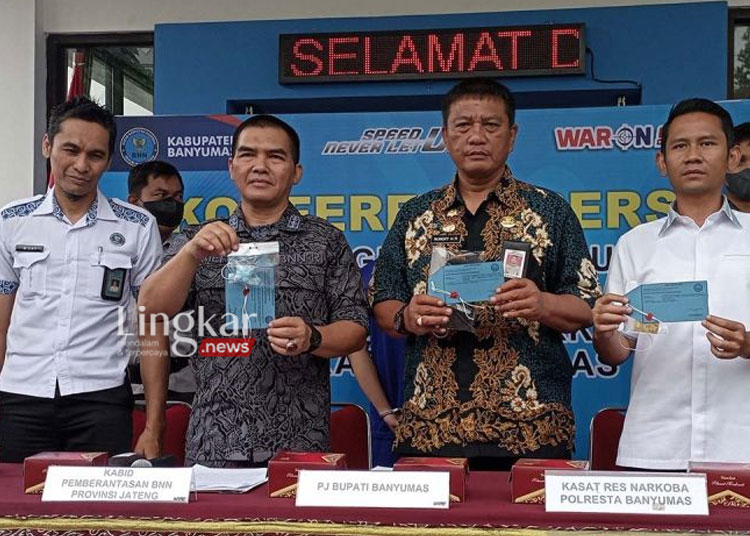 MENUNJUKKAN: Kepala Bidang Pemberantasan BNN Provinsi Jawa Tengah Komisaris Besar Polisi M Arief Dimjati (dua dari kiri) menunjukan barang bukti dalam konferensi pers pengungkapan kasus peredaran ekstasi jenis baru di Kantor BNN Kabupaten Banyumas, Purwokerto, Banyumas, Selasa, 10 Oktober 2023. (Antara/Lingkar.news)