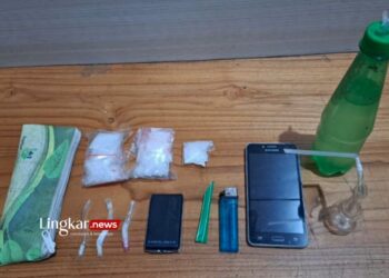 Pengedar Narkoba di Situbondo Digrebek, Polisi Temukan 69,97 Gram Sabu-Sabu 16 BARANG BUKTI: Sejumlah barang bukti yang diamankan dari rumah pengedar narkoba di Kelurahan Dawuhan, Kecamatan Situbondo pada Selasa, 24 Oktober 2023. (Dok. Humas Polres Situbondo/Lingkar.news)