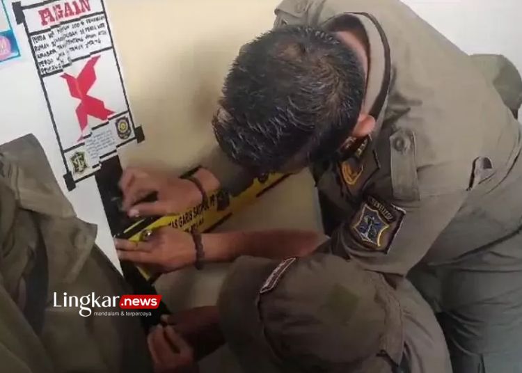 MENYEGEL: Petugas Satpol PP melakukan penyegelan pada satu unit rusun di Rusunawa Grudo, Kota Surabaya pada Kamis, 26 Oktober 2023. (Dok. Diskominfo Surabaya/Lingkar.news)