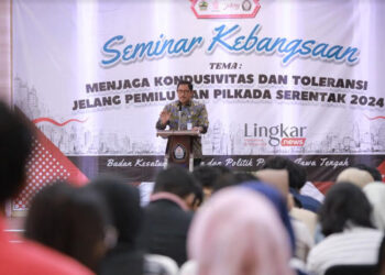 MEMAPARKAN: Nana Sudjana saat memberikan sambutan dalam acara Pj Gubernur Sambang Kampus dan Seminar Kebangsaan di Kampus Universitas Diponegoro, Jumat, 27 Oktober 2023. (Dok. Humas Pemprov/Lingkarjateng.id)