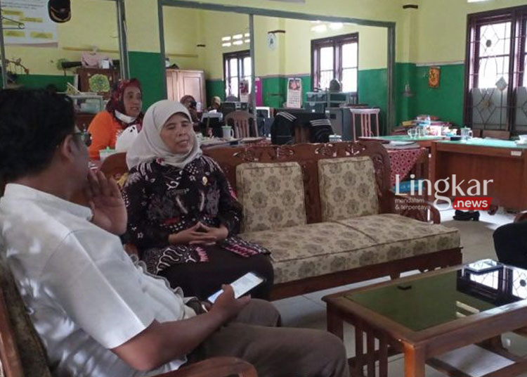 Kepala SDN Purwanegara 1 Darinah didampingi Wali Kelas 4A Pascalis Adi (kanan) memberikan keterangan terkait insiden gas air mata yang mengenai siswa di SDN Purwanegara 1, Kecamatan Purwokerto Utara, Kabupaten Banyumas, Jumat, 13 Oktober 2023. (Antara/Lingkar.news)