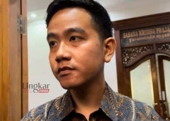 MENERANGKAN: Wali Kota Surakarta Gibran Rakabuming Raka saat memberikan keterangan kepada wartawan di Kota Surakarta, Jawa Tengah, Senin, 16 Oktober 2023. (Antara/Lingkar.news)