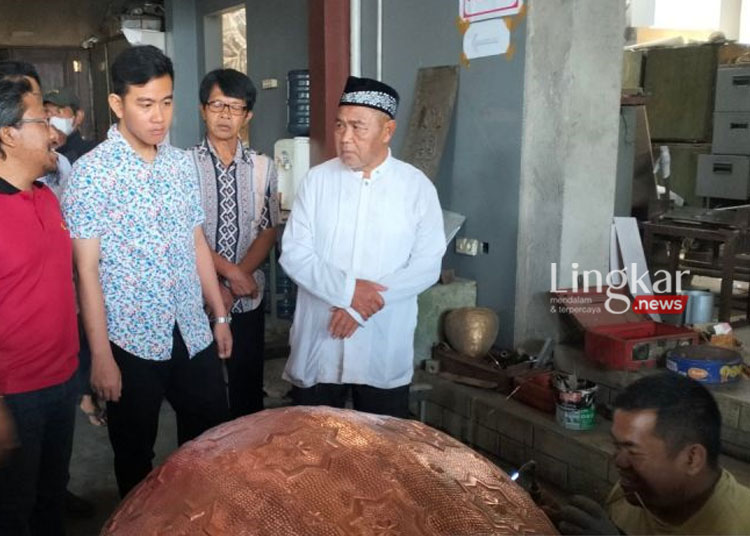 SAFARI: Gibran Rakabuming Raka melihat proses produksi tembaga di Desa Tumang, Kecamatan Cepogo, Kabupaten Boyolali, Jawa Tengah, Sabtu, 28 Oktober 2023. (Antara/Lingkar.news)