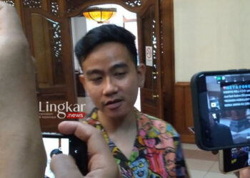 Wali Kota Surakarta Gibran Rakabuming Raka memberikan keterangan kepada wartawan, di Solo, Jawa Tengah, Selasa, 10 Oktober 2023. (Antara/Lingkar.news)