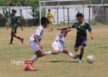 BERTANDING: Sejumlah anak-anak mengikuti turnamen sepak bola antar kampung dalam rangka menyemarakkan pagelaran Piala Dunia U-17 tahun 2023 di Kota Surabaya pada Senin, 23 Oktober 2023. (Antara/Lingkar.news)