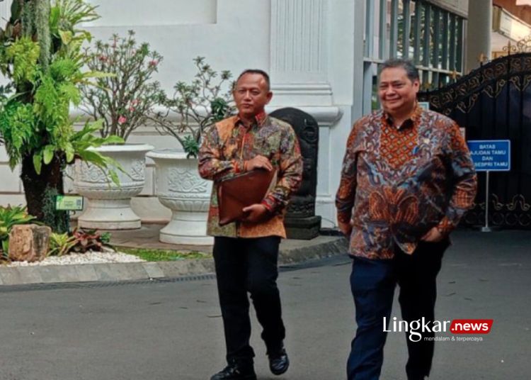 Ketua Umum DPP Partai Golkar Airlangga Hartarto (kanan) ketika ditemui wartawan di Kompleks Istana Kepresidenan, Jakarta pada Kamis, 12 Oktober 2023. (Antara/Lingkar.news)