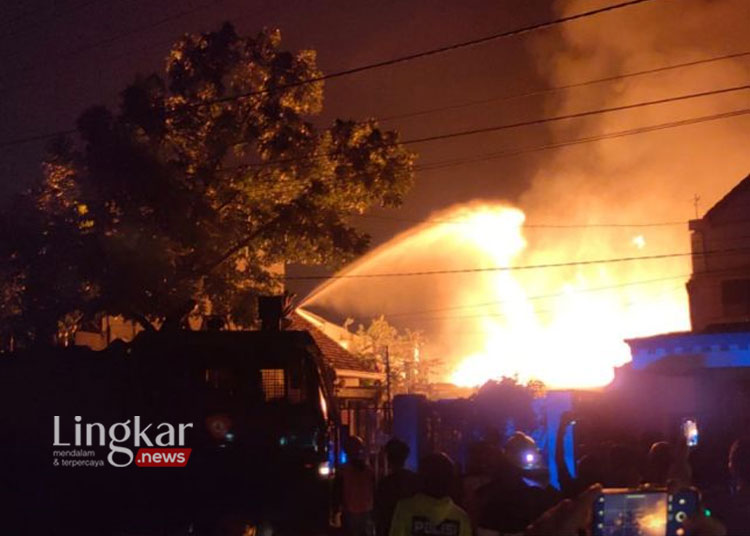 KEBAKARAN: Pemadaman api dengan water canon di Solo, Jawa Tengah, Selasa, 3 Oktober 2023. (Antara/Lingkar/news)