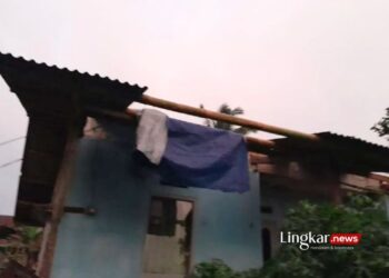 RUSAK: Salah satu rumah di Desa/Kecamatan Cidahu, Kabupaten Sukabumi, Jabar yang rusak akibat diterjang angin puting beliung. (Antara/Lingkar.news)