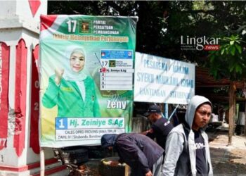 4.406 Alat Peraga Kampanye dan Sosialisasi Peserta Pemilu 2024 di Situbondo Dicopot 15 MENERTIBKAN: Petugas dari Panwaslu Kecamatan Situbondo bersama Satpol PP menertibkan APK/APS caleg/capres-cawapres melanggar jelang masa kampanye Pemilu Serentak 2024 pada Sabtu, 25 November 2023. (Antara/Lingkar.news)