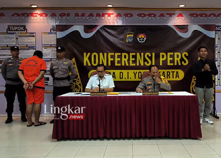 KONFERENSI PERS: RAN, pelaku penyebar cerita fiktif atau hokas yang menyebut salah satu Anggota BEM telah melakukan pelecehan seksual terhadap salah satu Mahasiswa Baru (Maba). (YouTube Humas Polda DIY/Lingkar.news)