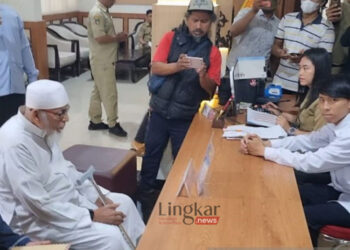 MENUNDUK: Pendiri Ponpes Al Mukmin Ngruki, Abu Bakar Ba'asyir (berpeci) saat mendatangi Balai Kota Surakarta, Jawa Tengah, Senin, 20 November 2023. (Antara/Lingkar.news)
