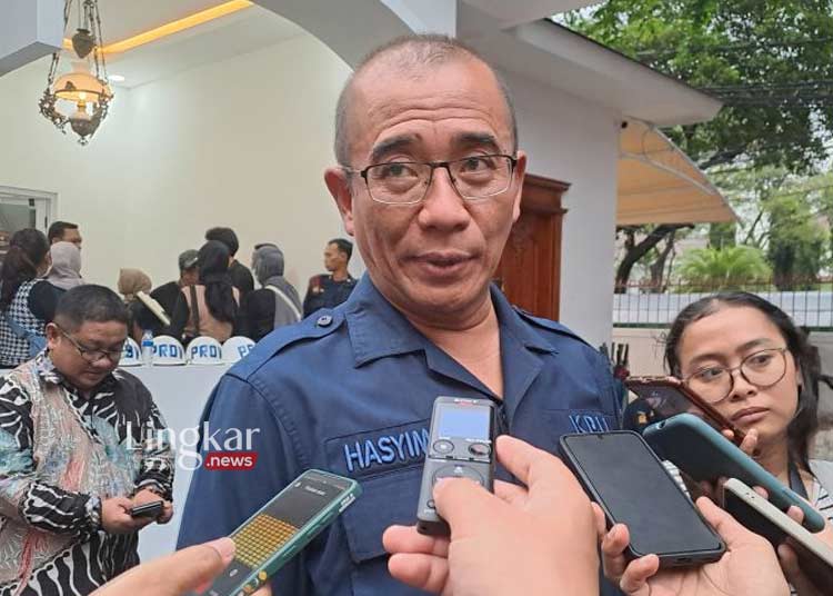 BERI KETERANGAN: Ketua KPU RI Hasyim Asy'ari usai Deklarasi Kampanye Pemilu Damai Tahun 2024 di Gedung KPU RI, Jakarta, pada Senin, 27 November 2023. (Antara/Lingkar.news)
