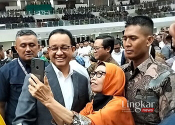 Anies Baswedan berfoto dengan salah satu peserta Dialog Terbuka Muhammadiyah Bersama Calon Pemimpin Bangsa di Edutorium UMS di Solo, Jawa Tengah, Rabu, 22 November 2023. (Antara/Lingkar.news)