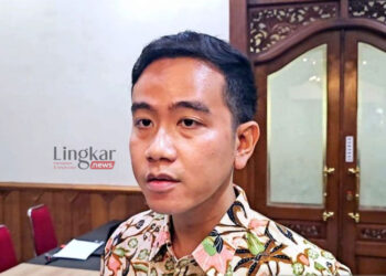 Wali Kota Surakarta Gibran Rakabuming Raka memberikan keterangan kepada wartawan di Solo, Jawa Tengah, Selasa, 21 November 2023. (Antara/Lingkar.news)