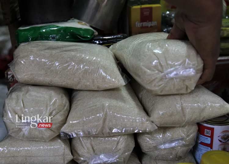 ILUSTRASI: Gula pasir yang dijual di pasar tradisional. (Antara/Lingkar.news)
