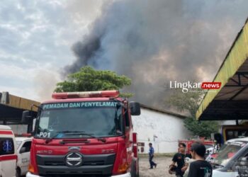 KEBAKARAN: Dinas Kebakaran dan Penanggulangan Bencana (Diskar PB) Kota Bandung mengerahkan armada untuk memadamkan kebakaran pabrik pemintalan kapas Jalan Cipadung pada Rabu, 15 November 2023. (Antara/Lingkar.news)