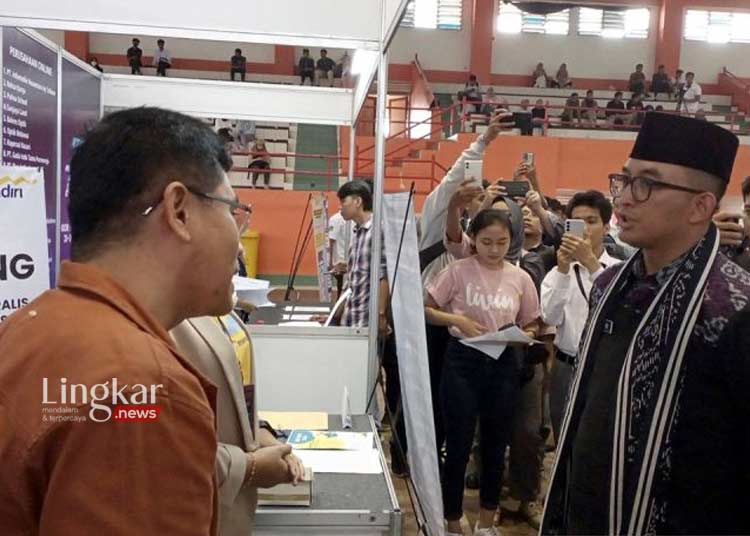 MENINJAU: Penjabat Bupati Banyumas Hanung Cahyo Saputro (kanan) berbincang dengan petugas salah satu stan peserta "Banyumas Job Fair Hybrid 2023", di Kabupaten Banyumas, Jawa Tengah. (Antara/Lingkar.news)