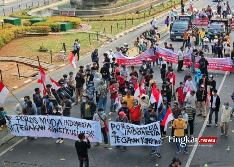 AKSI DAMAI: Ratusan pemuda menggelar aksi damai di area Patung Kuda, MH Thamrin, Jakarta jelang putusan MKMK soal batas usia capres-cawapres pada Selasa, 7 November 2023. (Antara/Lingkar.news)