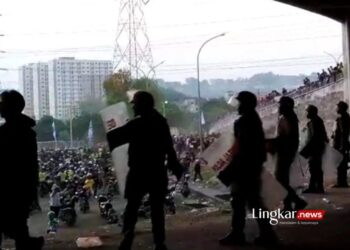 TANGKAPAN LAYAR: Sejumlah aparat berjaga di luar stadion usai pertandingan Gresik United melawan Deltras FC di Stadion Gelora Joko Samudro (Gejos) Gresik pada Minggu, 19 November 2023 sore. (Antara/Lingkar.news)