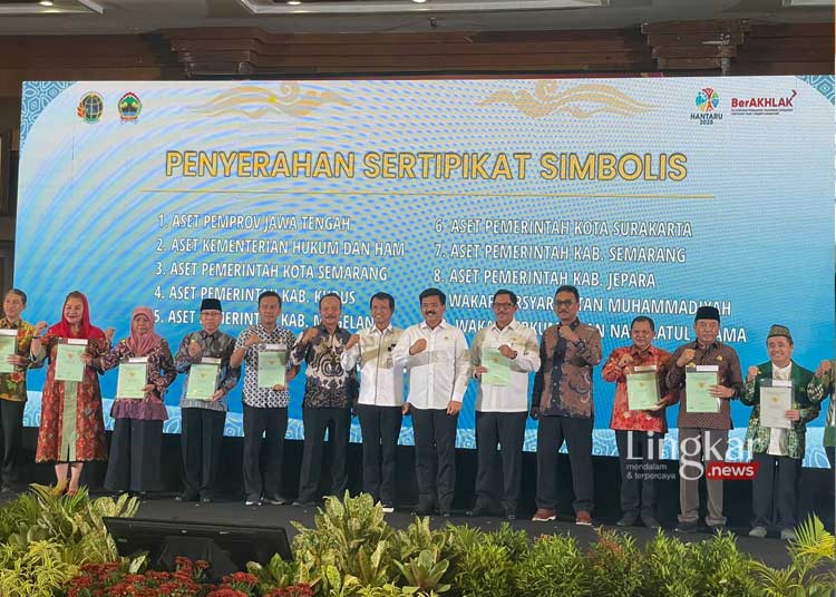 SINERGITAS: Pj Bupati Jepara Edy Supriyanta (batik coklat, 2 dari kanan) foto bersama Menteri ATR/BPN Hadi Tjahjanto dan para penerima sertifikat BMD lainnya dalam Rapat Koordinasi Gugus Tugas Reforma Agraria Provinsi Jateng di Semarang, pada Kamis, 2 November 2023. (Muslichul Basid/Lingkar.news)