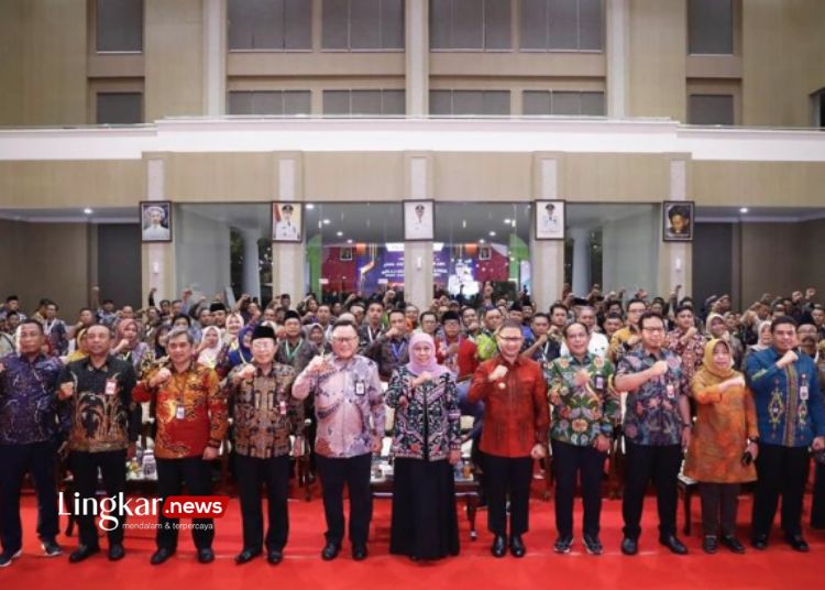 FOTO BERSAMA: Gubernur Jawa Timur Khofifah Indar Parawansa (tengah) berfoto bersama para kepala desa dan lurah dalam Pelatihan Pra Paralegal Justice Award untuk Kepala Desa dan Lurah Pemerintah Provinsi Jawa Timur Putaran Idi Balai Kota Among Tani Batu, Jawa Timur. (Antara/Lingkar.news)